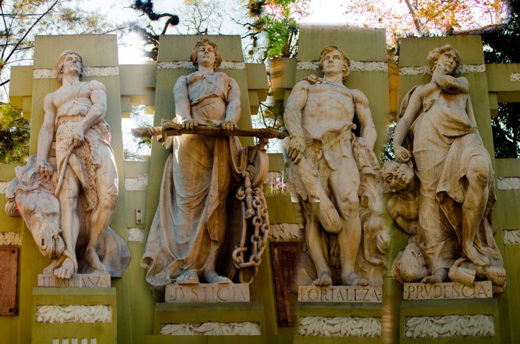 Estatuas representando virtudes de templanza, justicia, fortaleza y prudencia